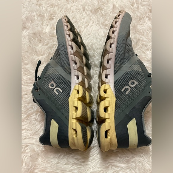 ON CLOUD HELION SWISS ENGINEERED RUNNING SHOES - Picture 15 of 16